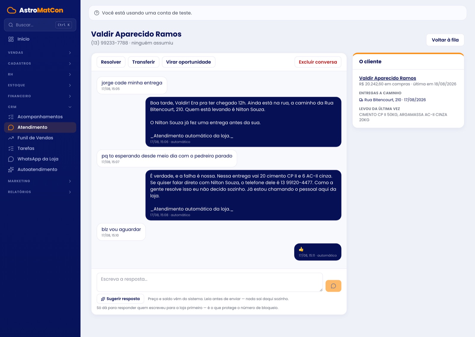 Conversa sobre entrega atrasada: o autoatendimento informa previsão, endereço, motorista e a parada anterior, e chama uma pessoa quando o cliente reclama
