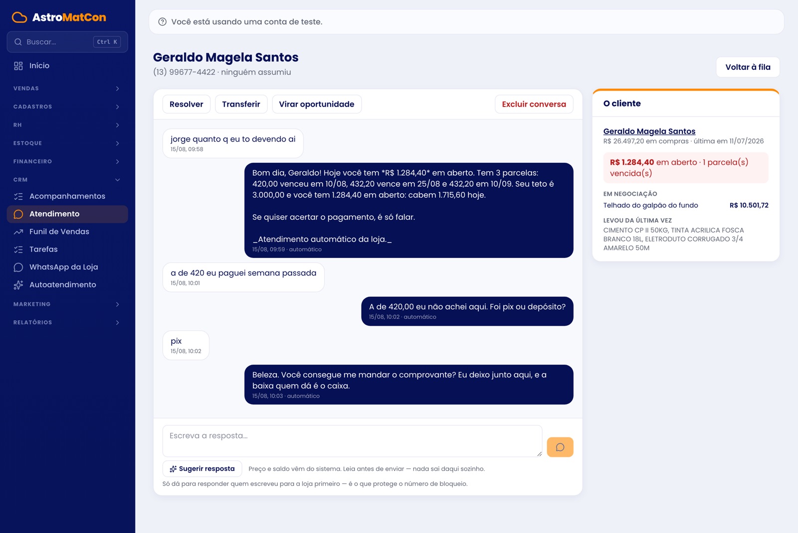 Conversa sobre saldo em aberto: o autoatendimento lista as três parcelas do carnê e o painel lateral mostra o mesmo valor de 1.284,40 com uma parcela vencida